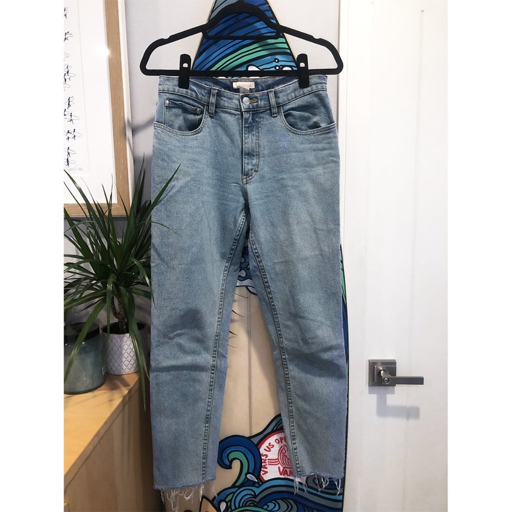 H&M LIGHT WASH STRAIGHT LEG JEANS